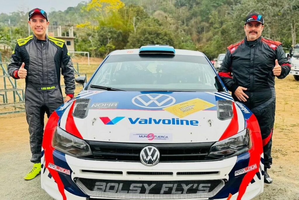 Alfonso Quirola (der.) en la Vuelta Automovilística a Ecuador 2024.