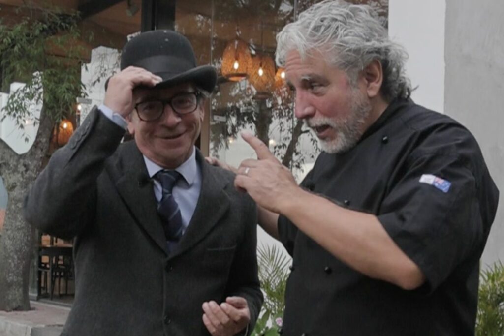 Álvaro Hernández (d) es el chef de CATS Restaurante, un icono de la ciudad de Quito, y el Señor del Sombrero.