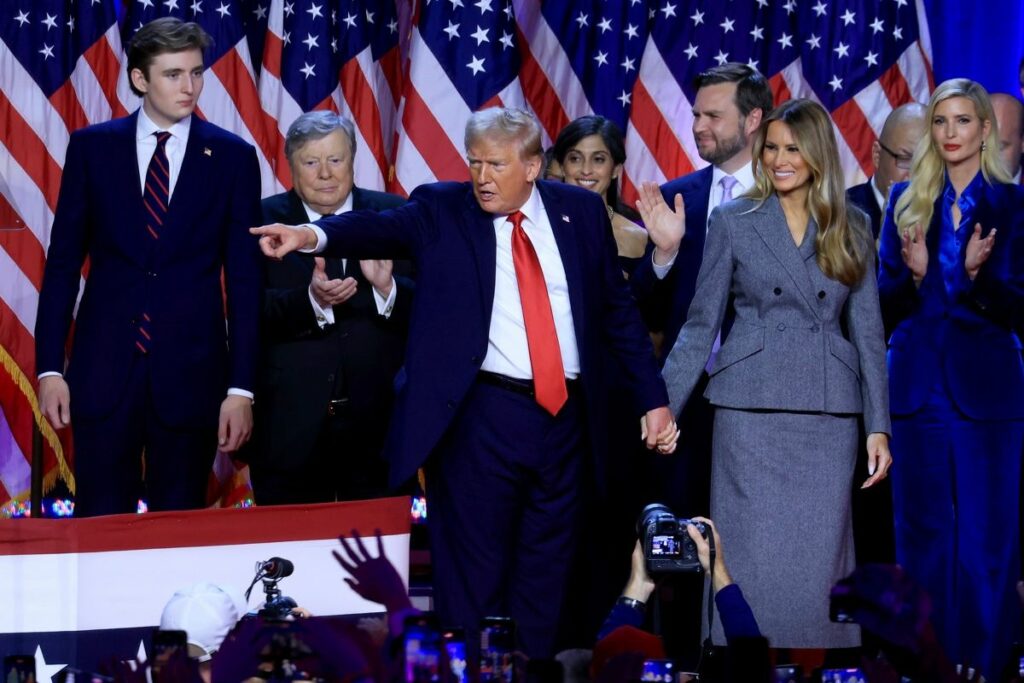 Donald Trump junto con su mujer Melania Trump (d) y su hijo Barron Trump. Foto: EFE
