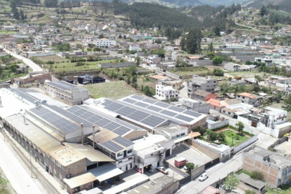 Indutexma cuenta con 1440 paneles solares, que le permite cubrir el 35% de su requerimiento de energía eléctrica. Foto: Diego Pallero
