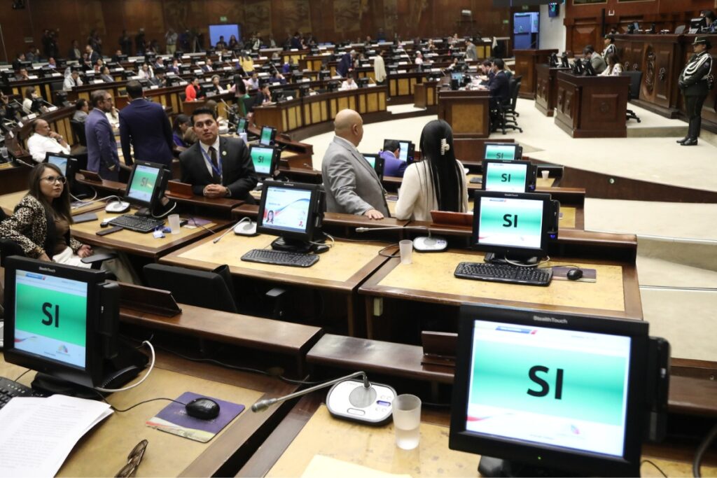Votación del Pleno de la Asamblea para dar paso al juicio político contra Andrea Arrobo.