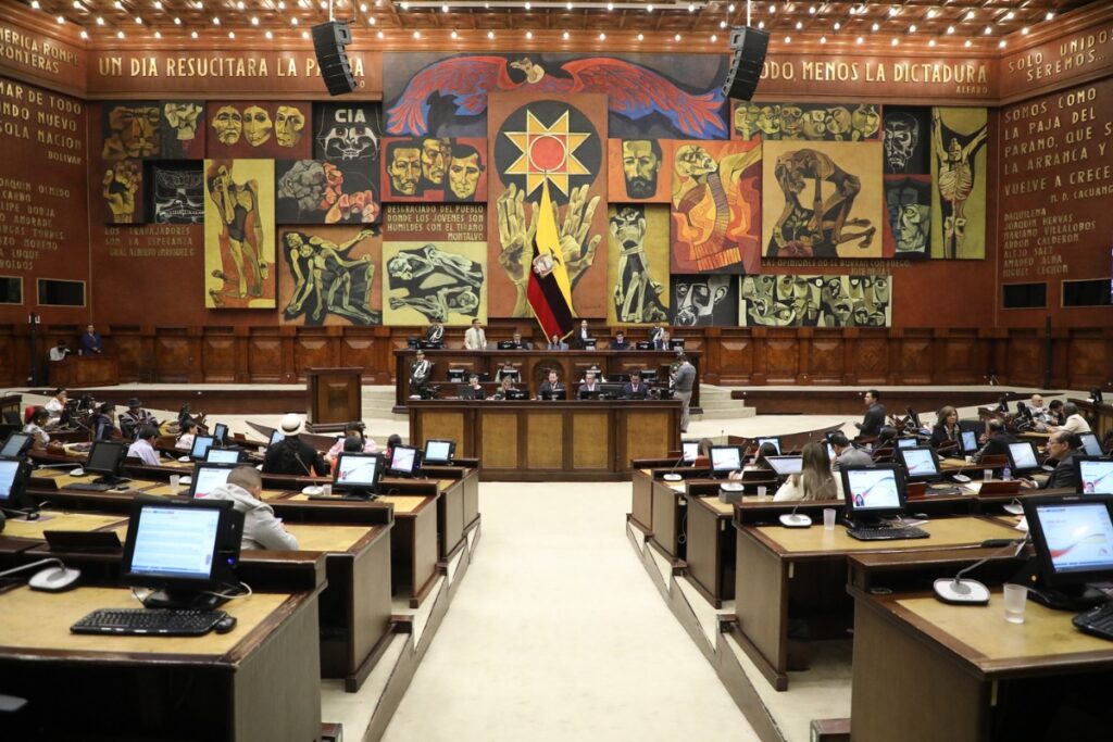 Pleno de la Asamblea en el tratamiento de la ley de alivio financiero.
