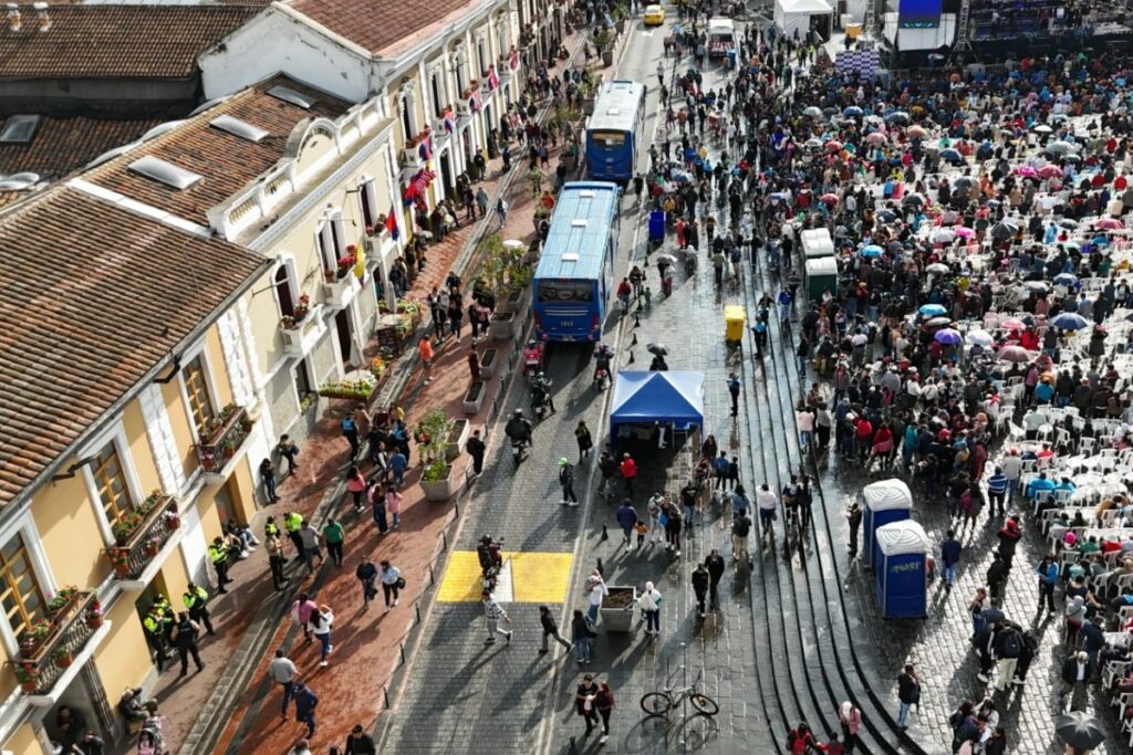 El pregón de las Fiestas de Quito se desarrolla en la Plaza de San Francisco.