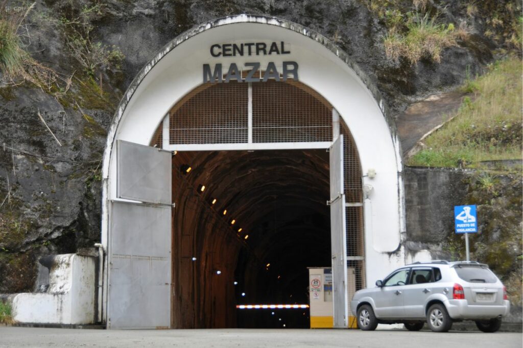 La central hidroeléctrica Mazar está ubicada en los límites de Azuay y Cañar. Tiene dos turbinas. Foto: API