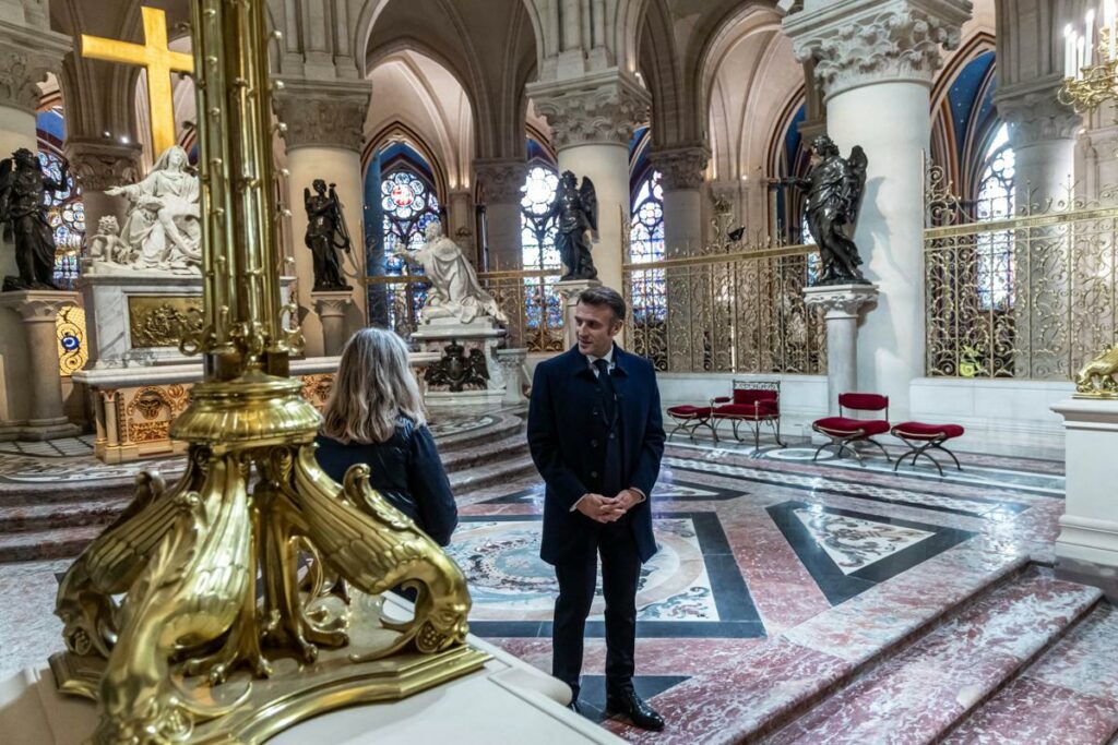 El presidente francés, Emmanuel Macron (i), habla con un restaurador de arte durante una visita a la catedral de Notre-Dame de París, en París, Francia, el 29 de noviembre de 2024.