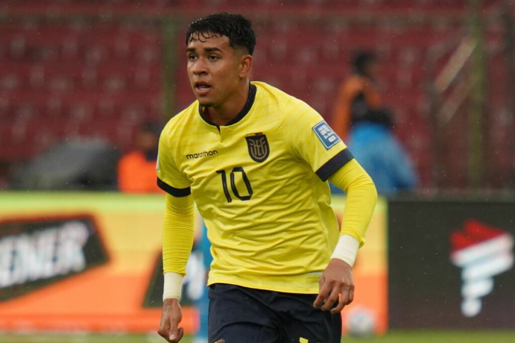Kendry Páez en un partido con la Selección de Ecuador.