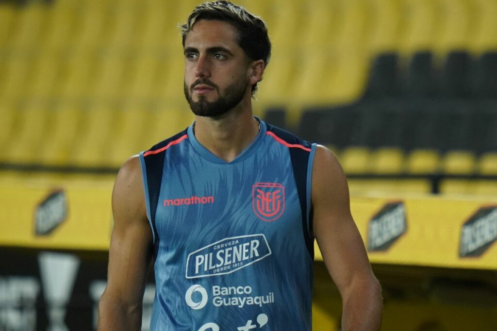 Leonardo Campana en un entrenamiento en el Estadio Monumental con la Selección de Ecuador.