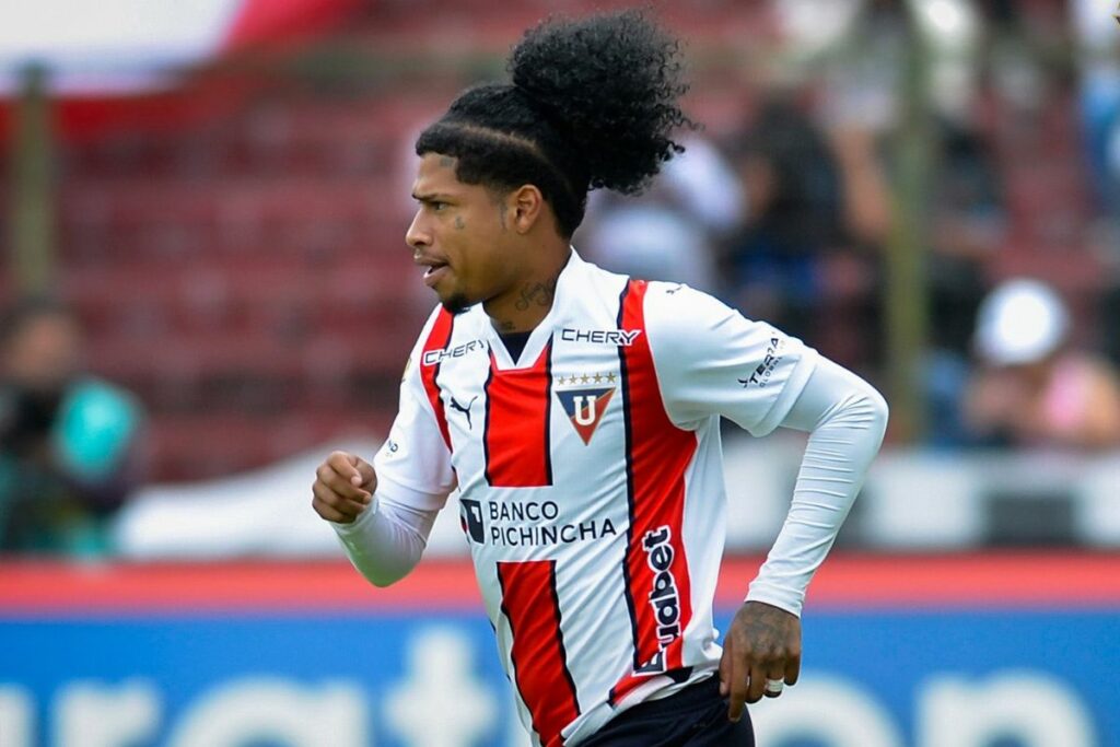 Liga de Quito le rindió un homenaje de despedida a Marco Angulo (+).