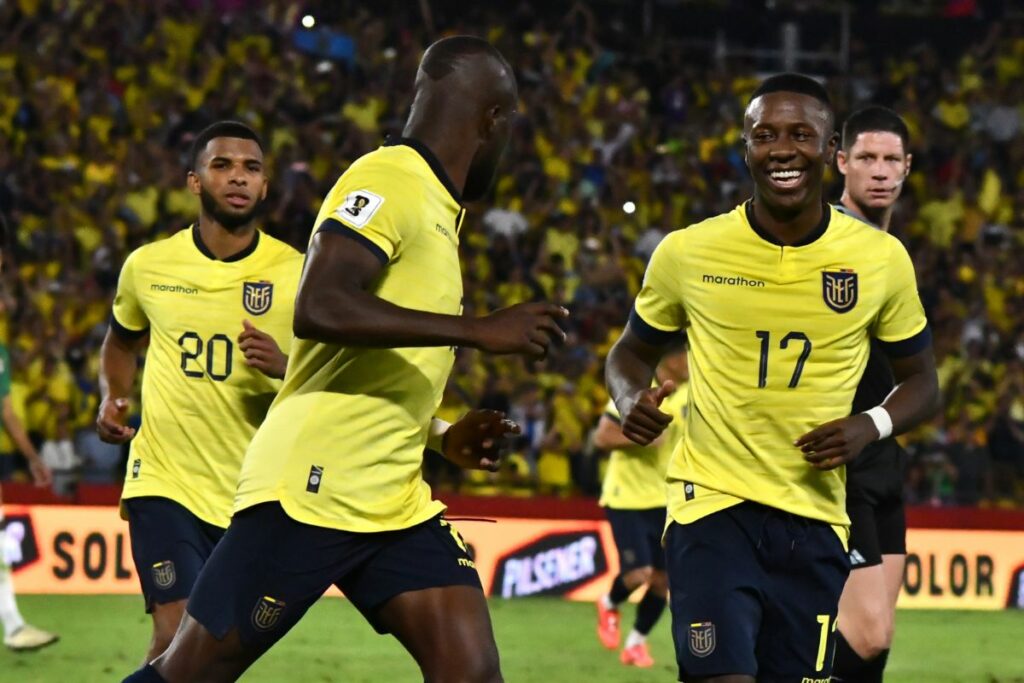 Enner Valencia y Alan Minda celebran uno de los goles de Ecuador ante Bolivia.