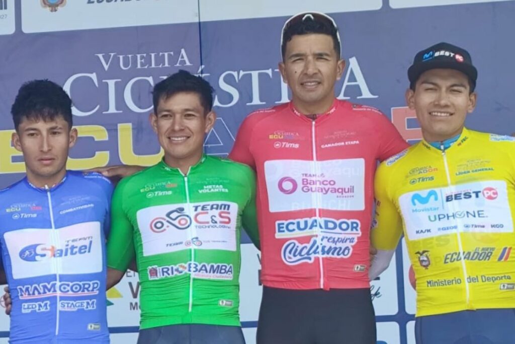 Robinson Chalapud, con el maillot rojo, ganó la quinta etapa de la Vuelta al Ecuador.