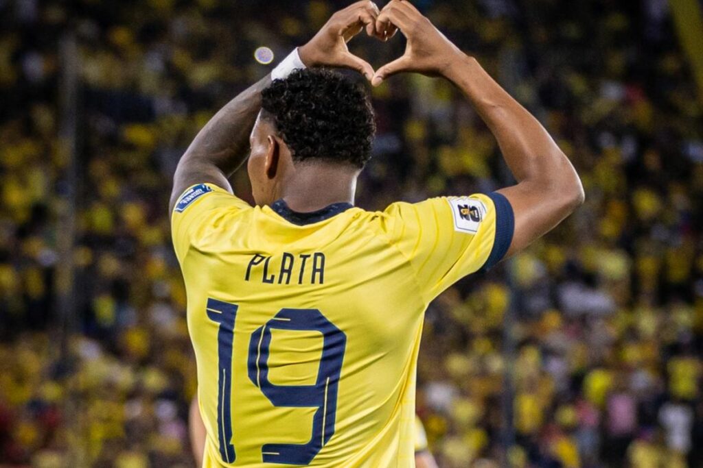 Gonzalo Plata celebrando uno de sus dos goles con Ecuador en la victoria contra Bolivia.