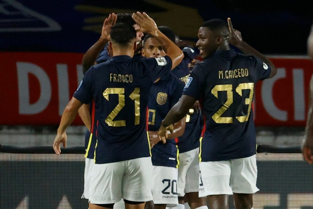 La Selección de Ecuador celebra el gol de Enner Valencia ante Colombia por eliminatorias.