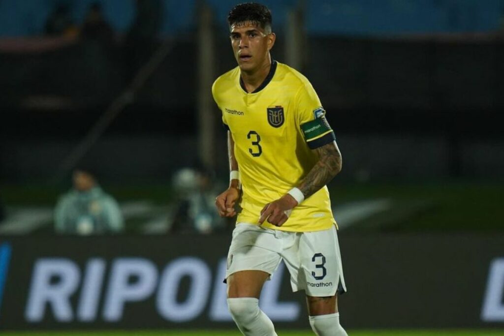 Piero Hincapié en un partido con la Selección de Ecuador en las eliminatorias sudamericanas.
