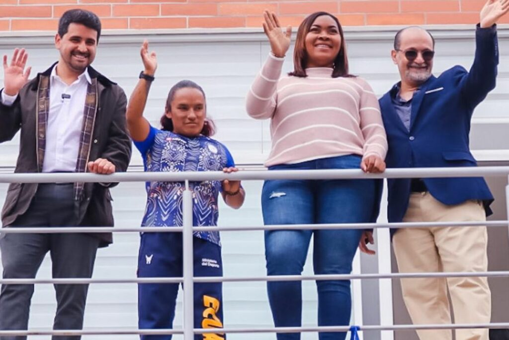 En el centro, Estefany López y Poleth Méndes, medallistas en los Juegos Paralímpicos de París 2024, en sus nuevos hogares.