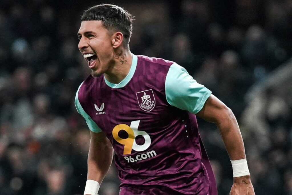 Jeremy Sarmiento celebrando su nuevo gol con el Burnley de inglaterra.