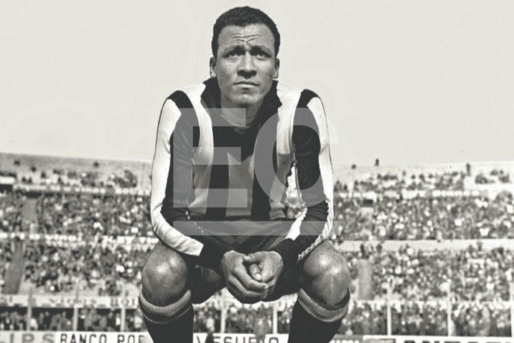 Alberto Spencer en uno de los partidos con el Peñarol de Uruguay.