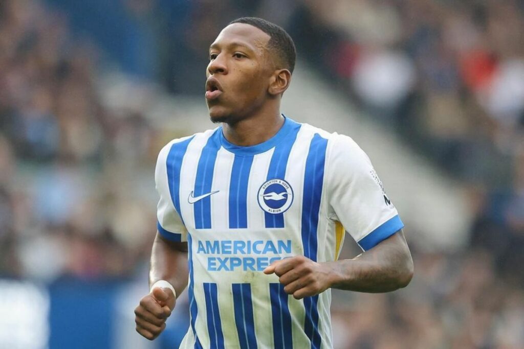 Pervis Estupiñán en un partido con el Brighton en la Premier League 2024/25.