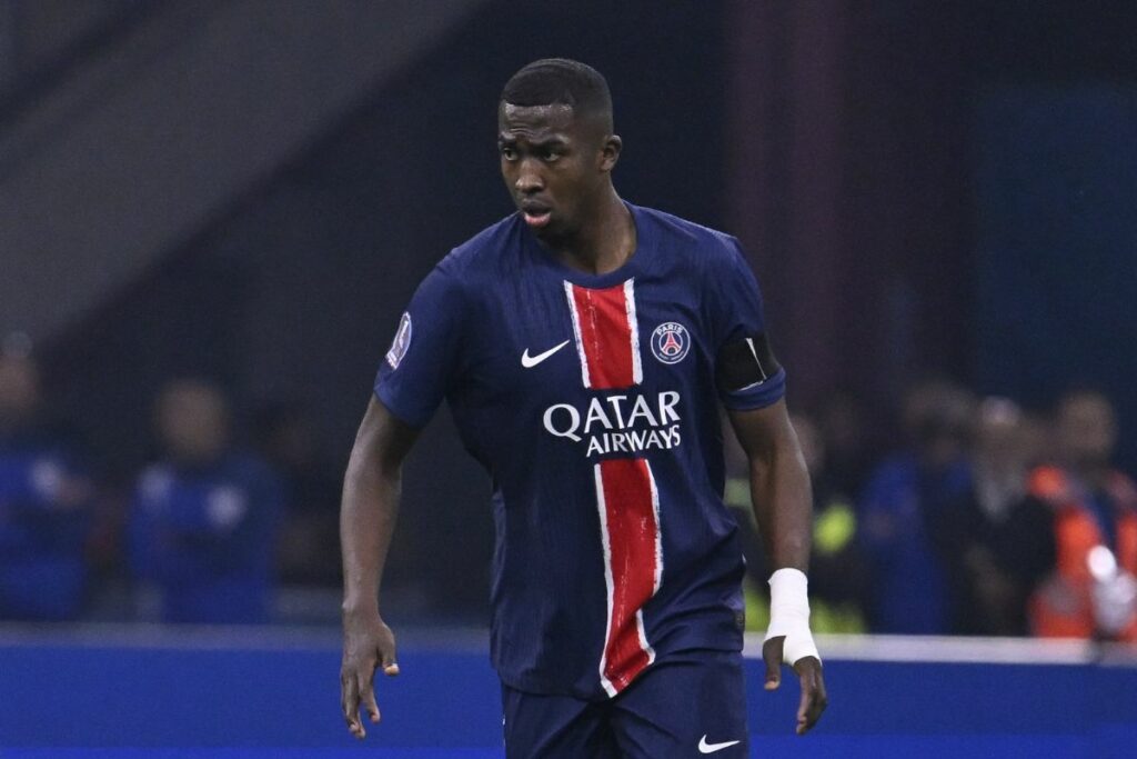 Willian Pacho en un partido con el París Saint-Germain (PSG).