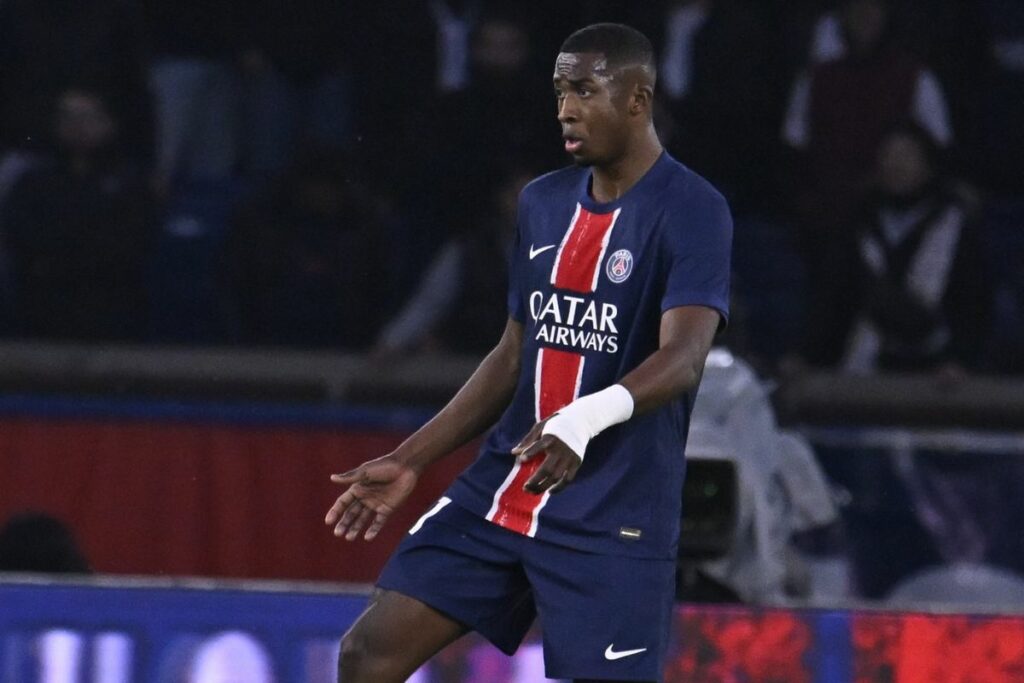 Willian Pacho en un partido con el París Saint-Germain en la Ligue 1 2024/45.