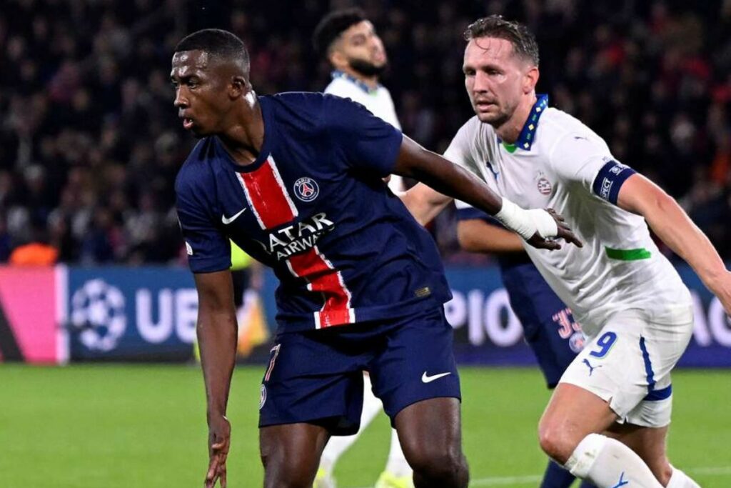 Willian Pacho en un partido con el París Saint-Germain en la Uefa Champions League 2024/25.