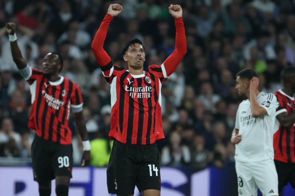 El centrocampista del Milán Tijani Reijnders (c) celebra tras marcar el tercer gol ante el Real Madrid.