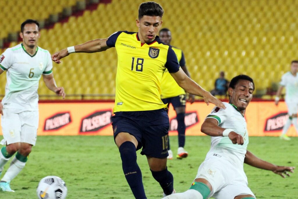 Jeremy Sarmiento (izq.) en un partido entre la Selección de Ecuador y Bolivia en Guayaquil por las eliminatorias para el Mundial de 2022.