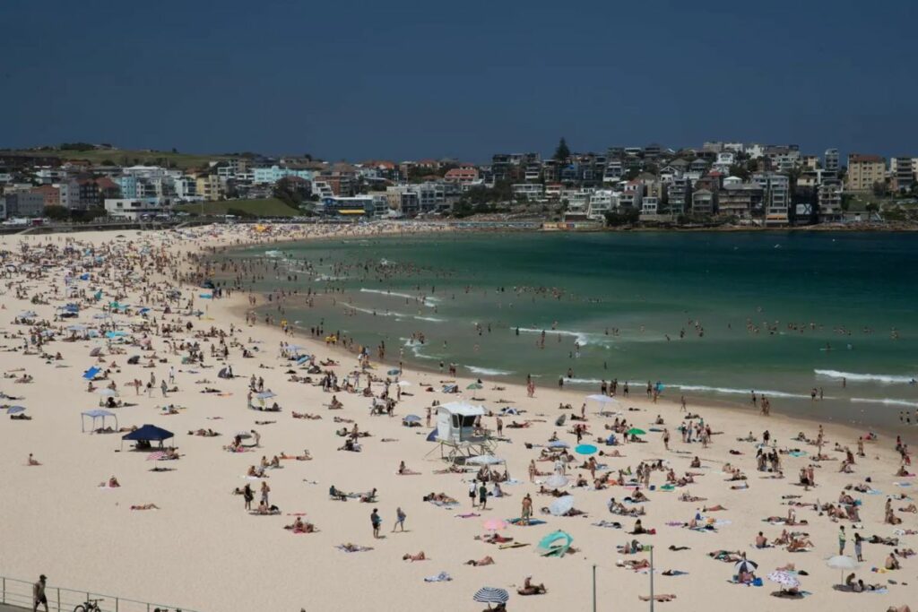 La gente participa en actividades en Bondi Beach en Sydney, Australia.