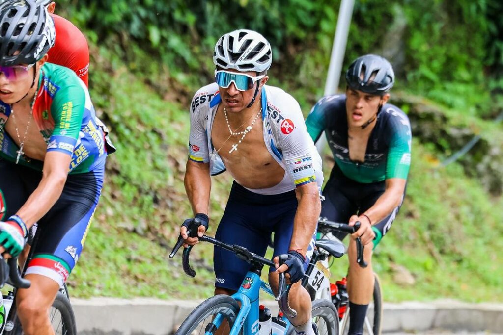 Bayron Guamá, cuatro veces ganador de la Vuelta a Ecuador, en una competencia ciclística.