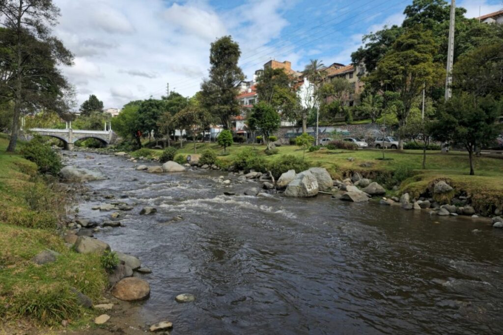 El caudal del río Tomebamba mejoró luego de dos días lluvias en Cuenca. Cortesía Etapa