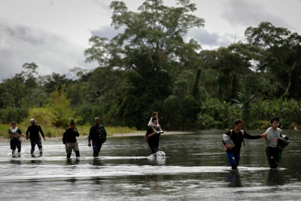 Migrantes cruzan el río Tuquesa, luego de atravesar la selva del Darién, el pasado jueves 31 de octubre de 2024, en el Darién (Panamá).