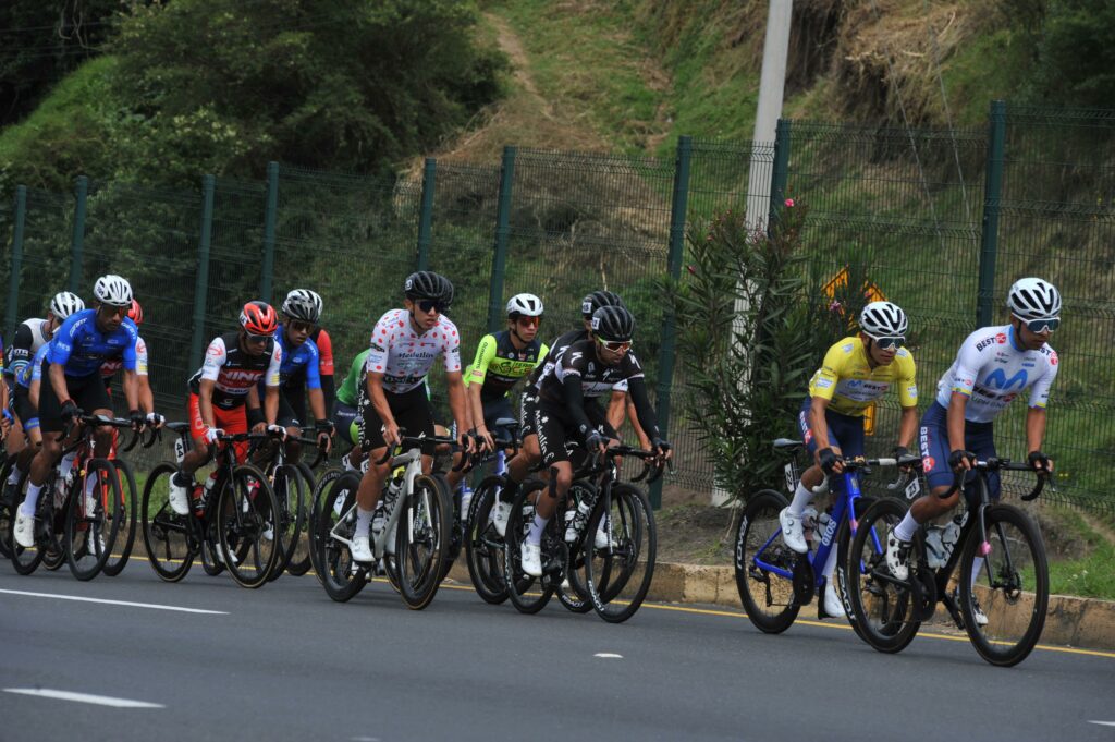 Ciclistas de la Vuelta al Ecuador en la etapa seis de la edición 2024.
