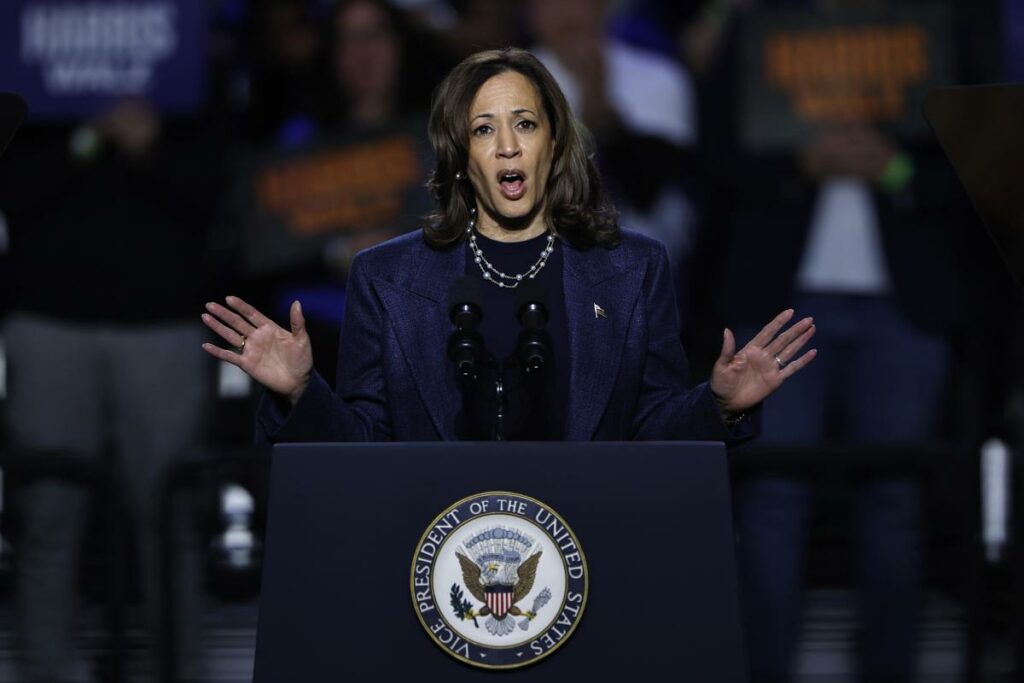 La candidata demócrata a la Presidencia de los Estados Unidos, la vicepresidenta de los Estados Unidos, Kamala Harris, habla durante un acto de campaña este domingo, en East Lansing, Michigan (EE.UU.).