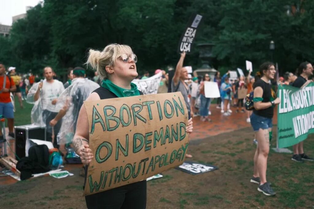 Fotografía de archivo de personas que protestan frente a la Casa Blanca para exigir que se proteja el aborto legal.