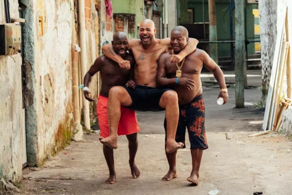 El exfutbolista Adriano (centro) en la favela en la que ahora vive en Brasil.