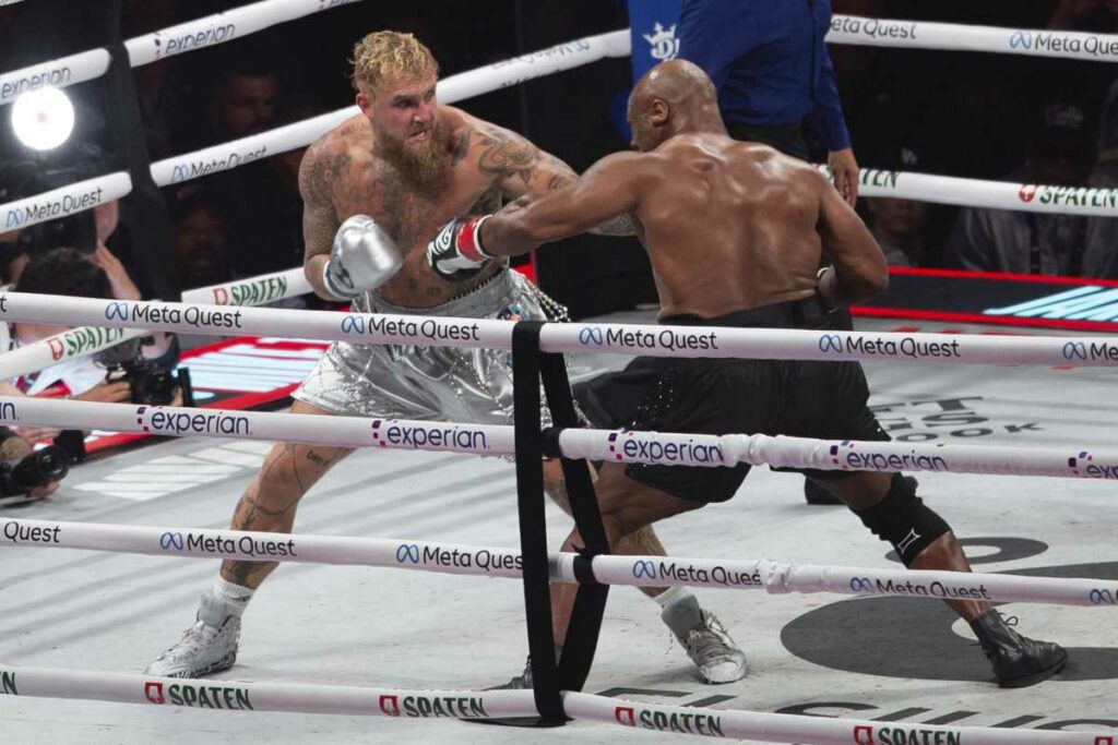 Jake Paul (i) se enfrentó a Myke Tyson en el AT&T Stadium en la ciudad de Arlington, Arizona.