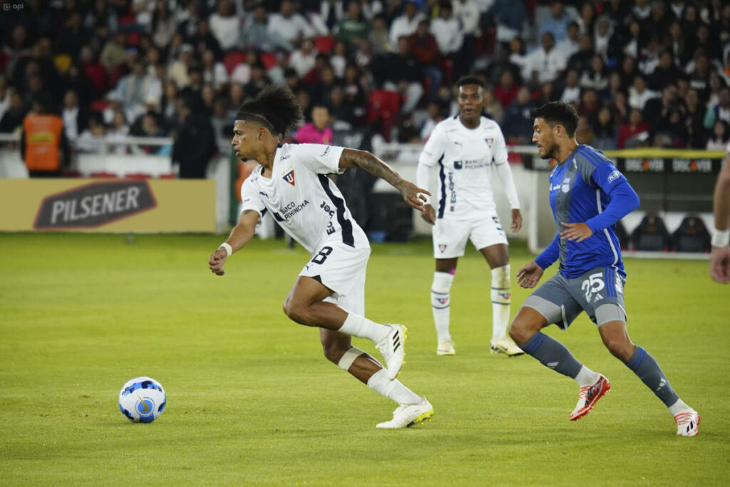 Marco Angulo (i), jugador de Liga de Quito en el 2024.