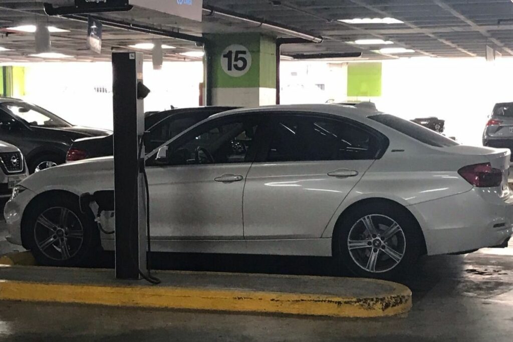 En los centro comerciales se encuentran algunas estaciones de carga para vehículos eléctricos.