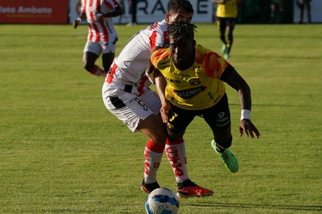 Adonis Preciado (d) con Barcelona SC en la Liga Pro.