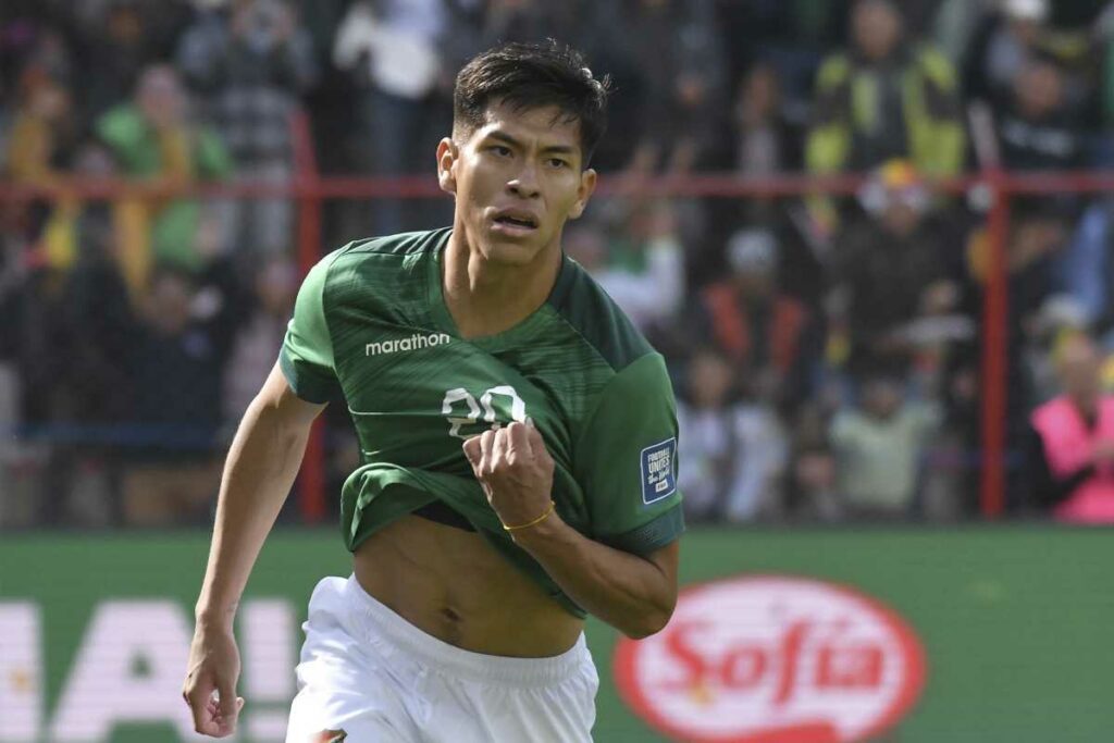 Ervin Vaca de Bolivia celebra su gol este martes, en un partido de las eliminatorias sudamericanas para el Mundial de 2026 entre Bolivia y Paraguay en el estadio Municipal de El Alto (Bolivia).