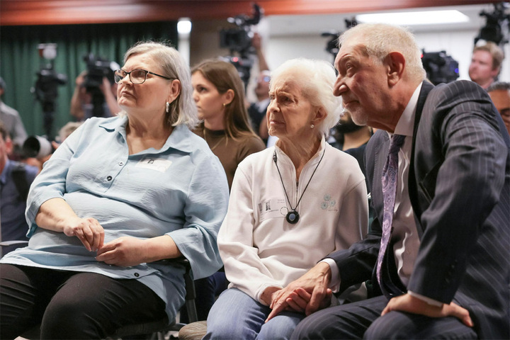 Diane Hernández (Izq.) y Joan Vandermolen (Centro), sobrina y hermana de Kitty Menéndez, durante una rueda de prensa con el fiscal de distrito del condado de Los Ángeles, George Gascon. Foto: Archivo EFE