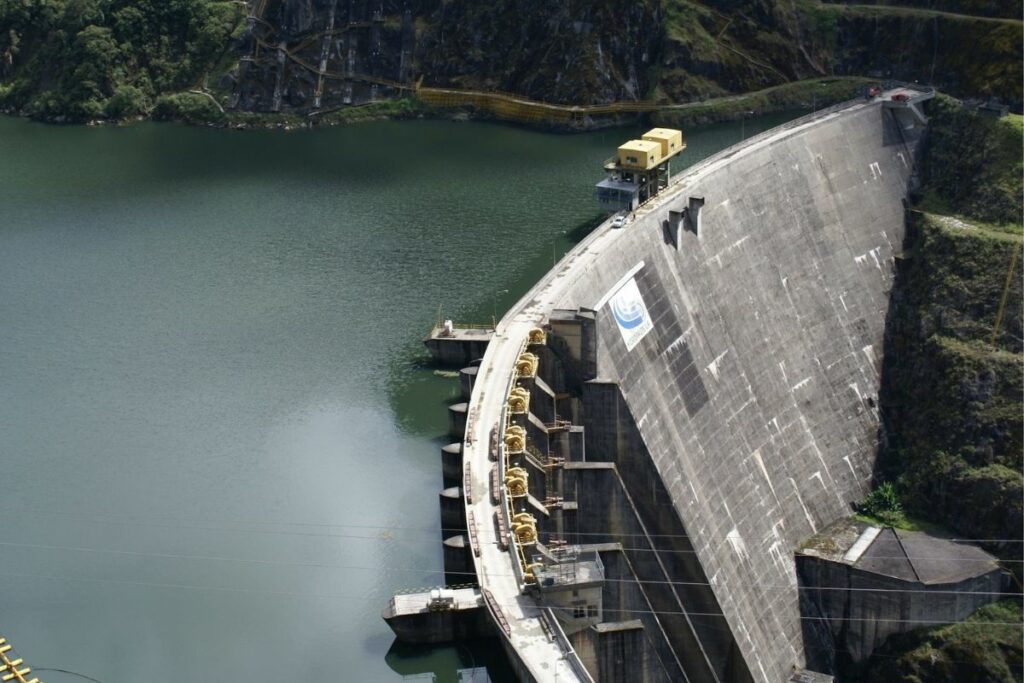 Central hidroeléctrica Paute - Molino, ubicada entre Cañar y Azuay