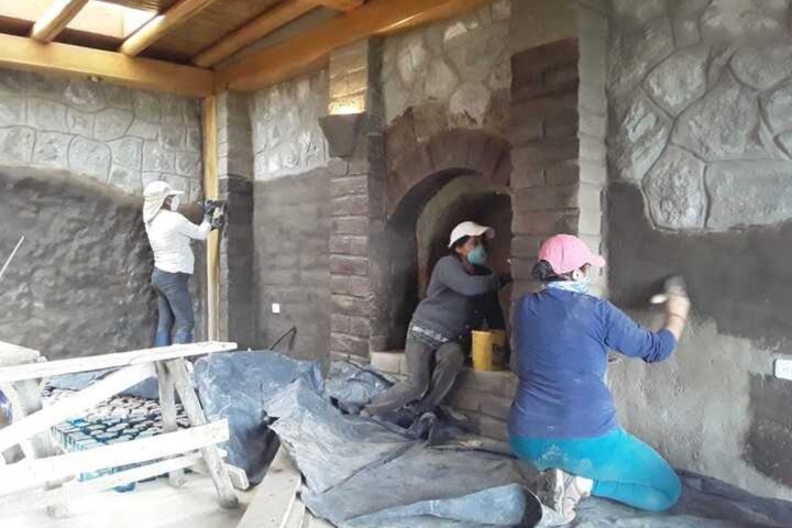 Las mujeres participan activamente en las construcciones ecoeficientes de Fernando Hinojosa.