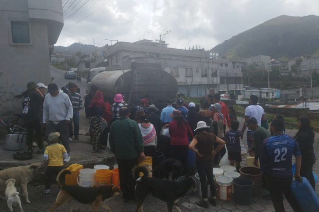 La Epmaps provee con tanqueros del líquido vital en los barrios afectados.