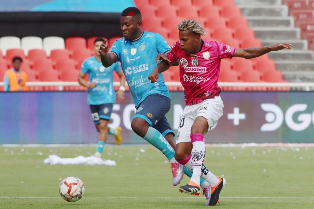 Gabriel Cortez (i) y Joao Ortiz en la final de la Copa Ecuador.
