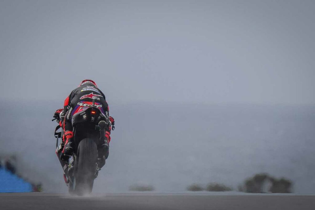 Imagen de un piloto del MotoGP en octubre de 2024.