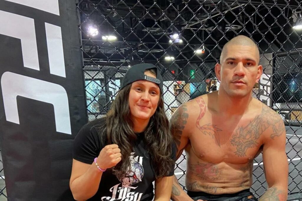 La ecuatoriana Eidy Macías con el brasileño Alex Pereira, campeón del peso semipesado de la UFC. 