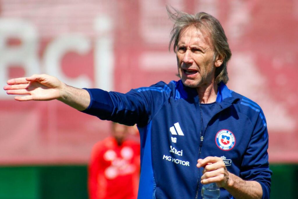 Ricardo Gareca, DT de Chile, durante un entrenamiento de las eliminatorias sudamericanas 2024.