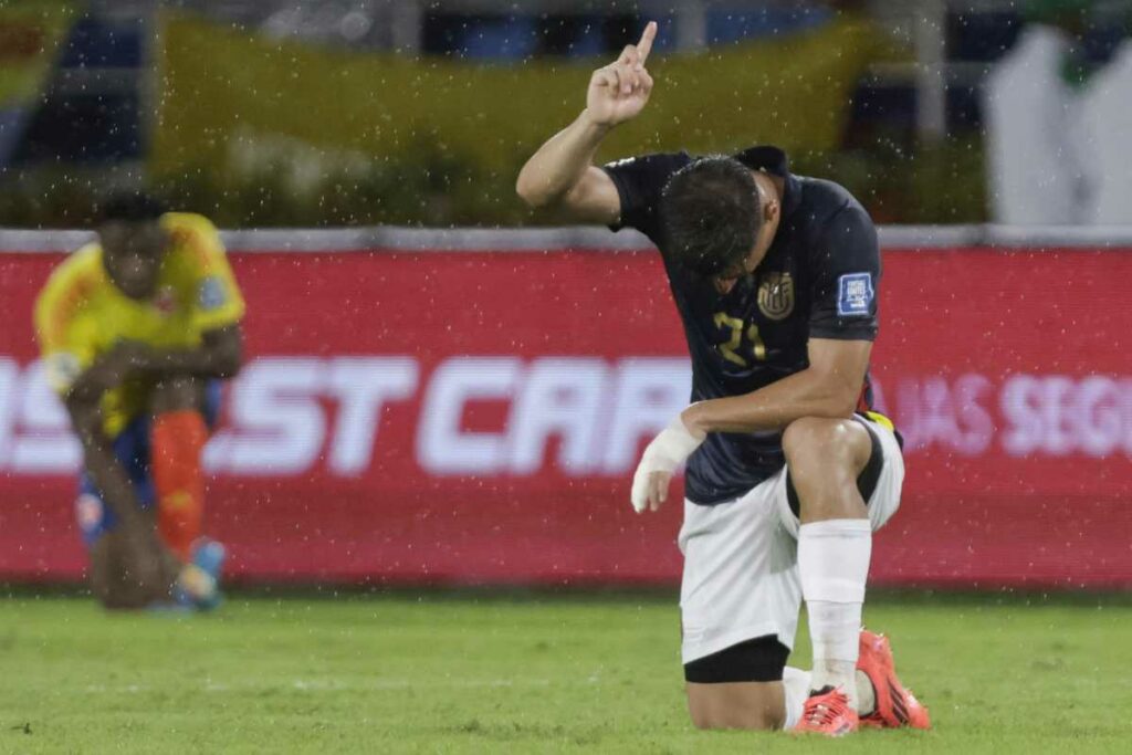 Alan Franco Palma (d) de Ecuador celebra este martes, al final de un partido de las eliminatorias sudamericanas para el Mundial de 2026 entre Colombia y Ecuador en el estadio Metropolitano de Barranquilla.