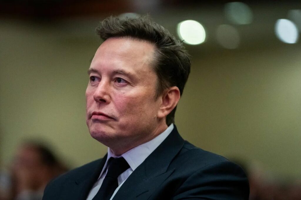 El magnate Elon Musk acompaña al presidente electo de EE.UU., Donald Trump, a un acto en Washington, el 13 de noviembre de 2024.