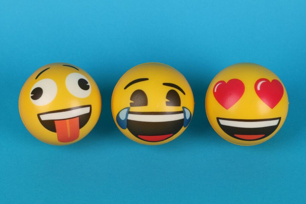 Al emoji de la cara loca, de la cara sonriente con lágrimas de risa y de la cara con corazones en los ojos se suman otros en 2025.